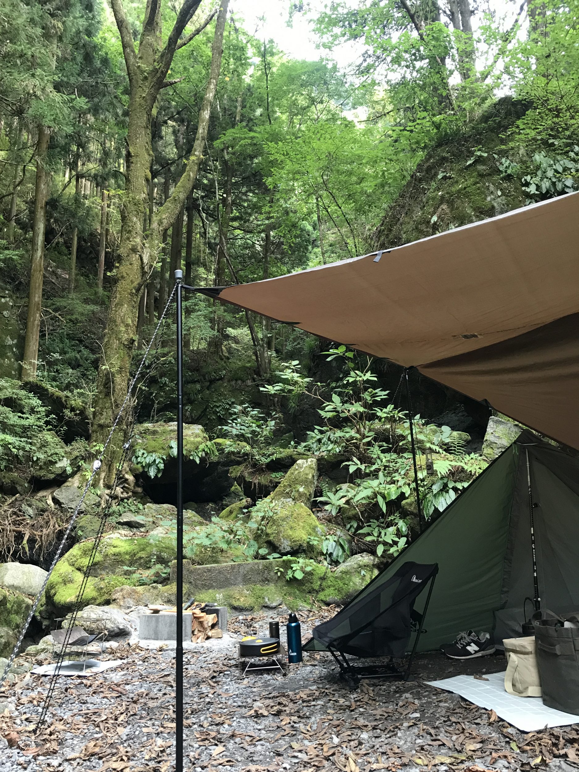 白岩渓流園キャンプ場の川沿いのサイト