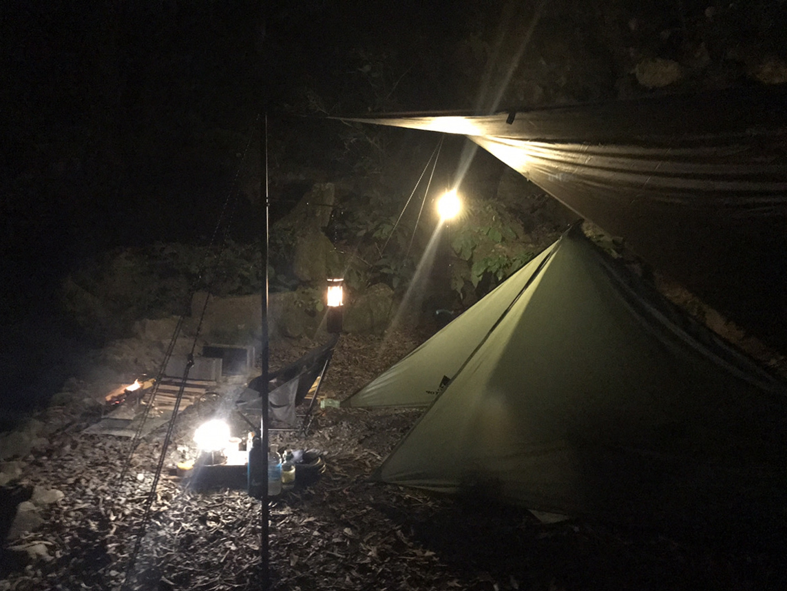 ランタンと焚火とキャンドルに照らされたソロキャンプ