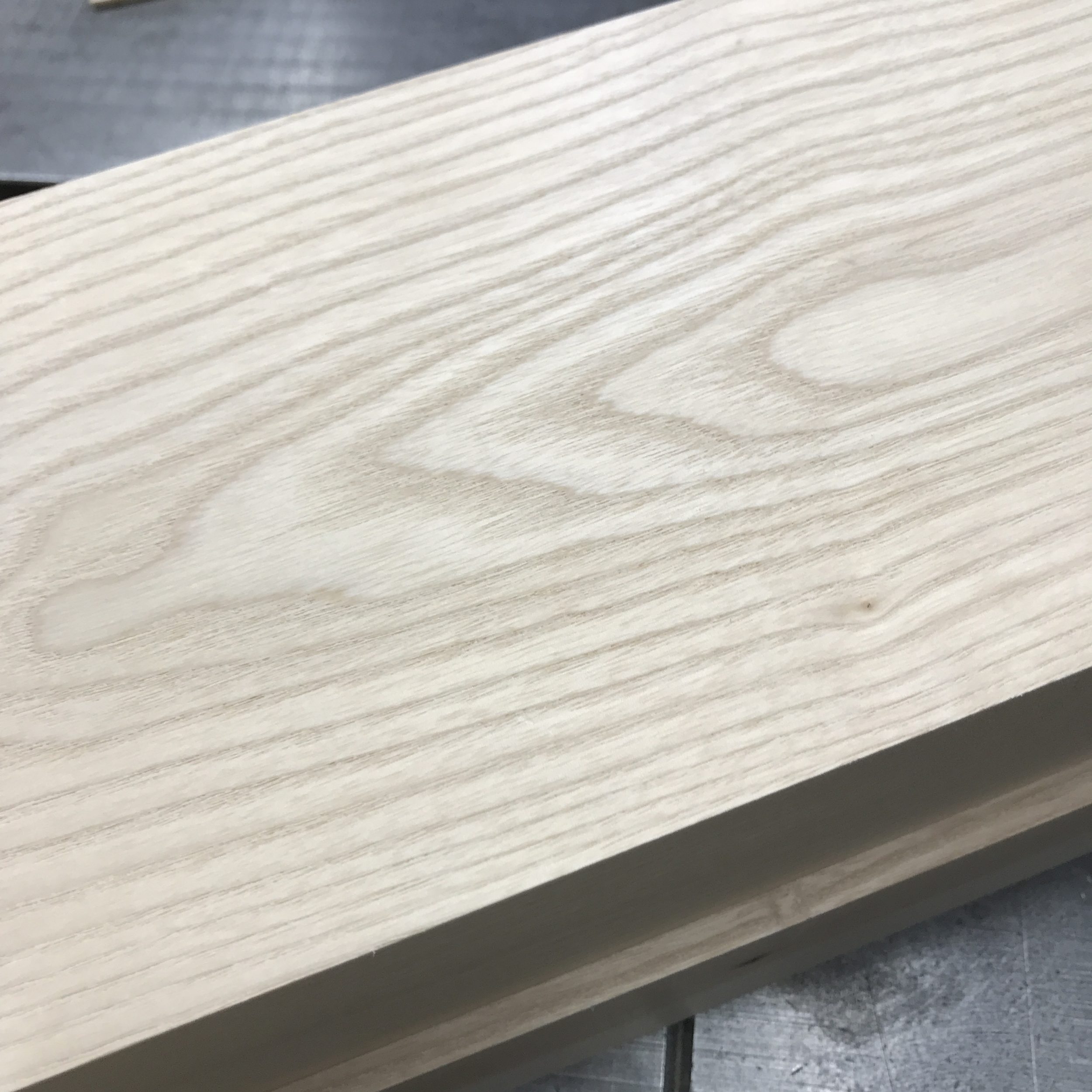 サンプル制作に使用するホワイトアッシュ材の木目