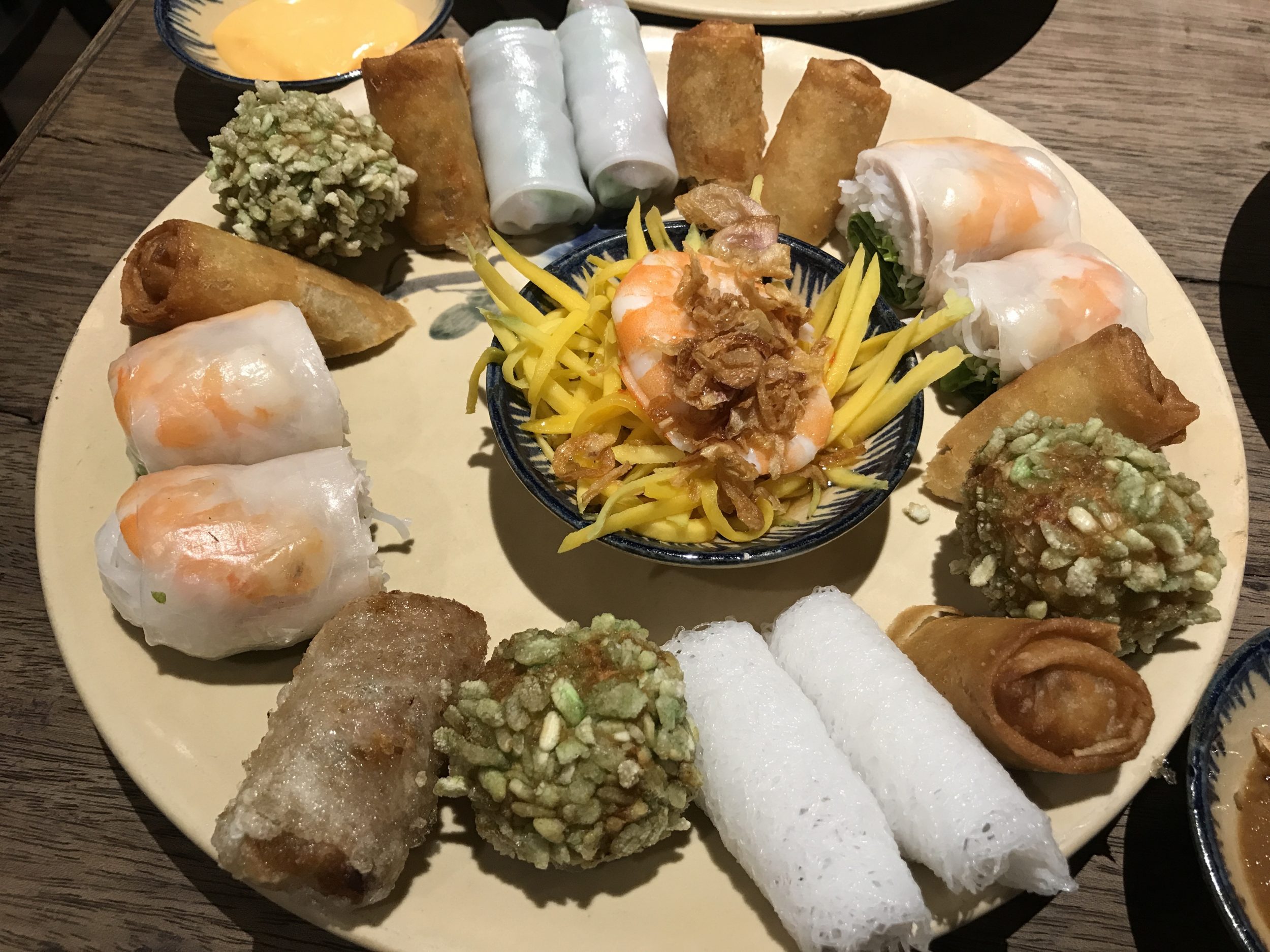 ベトナムホーチミンのレストランの春巻きプレート