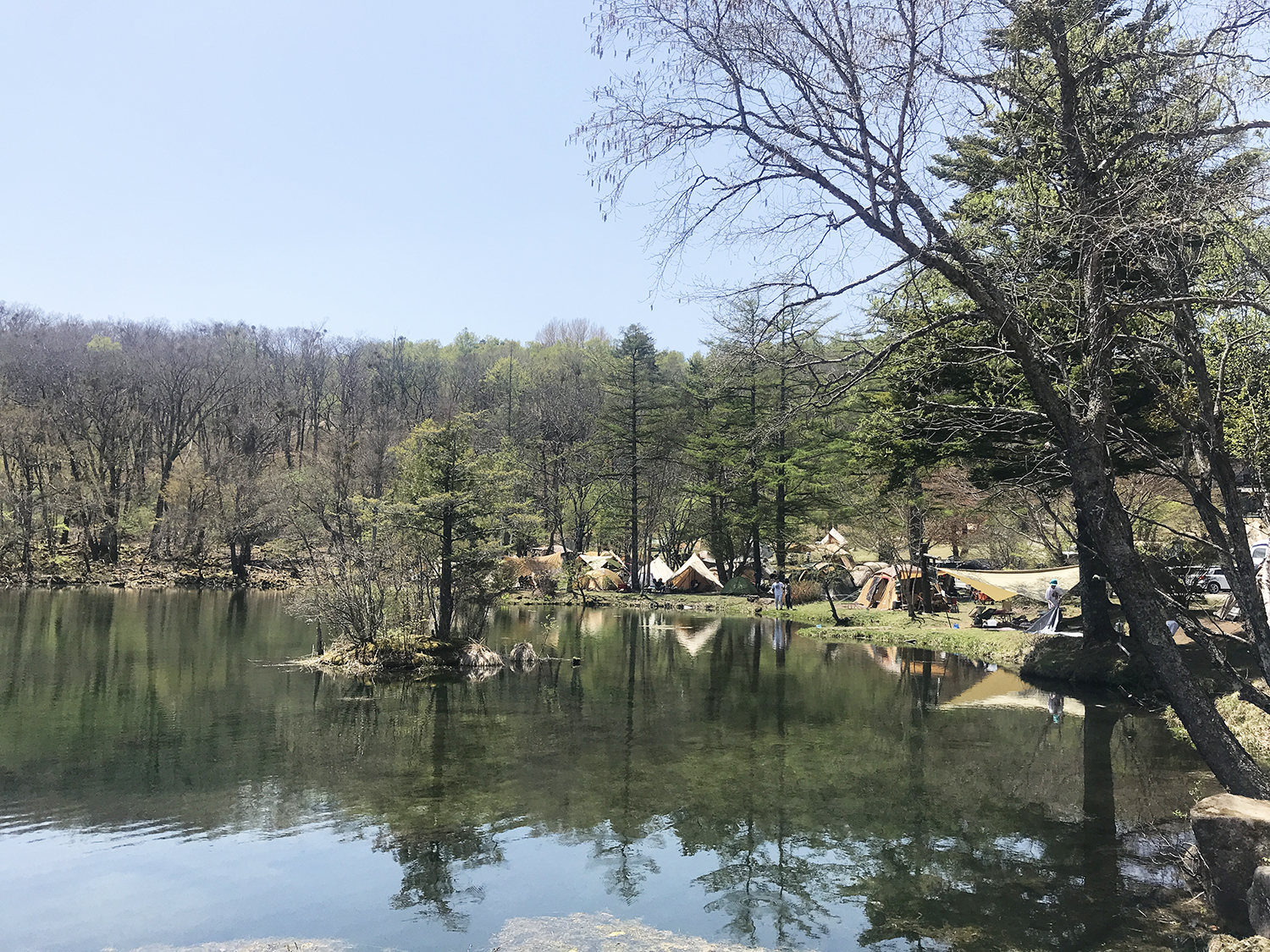 池とキャンプ場