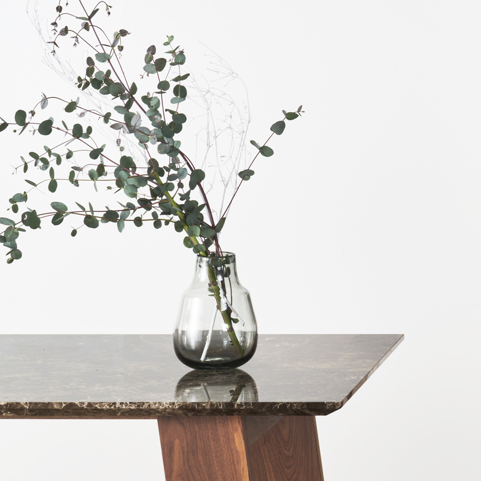 大理石天板の上の植物