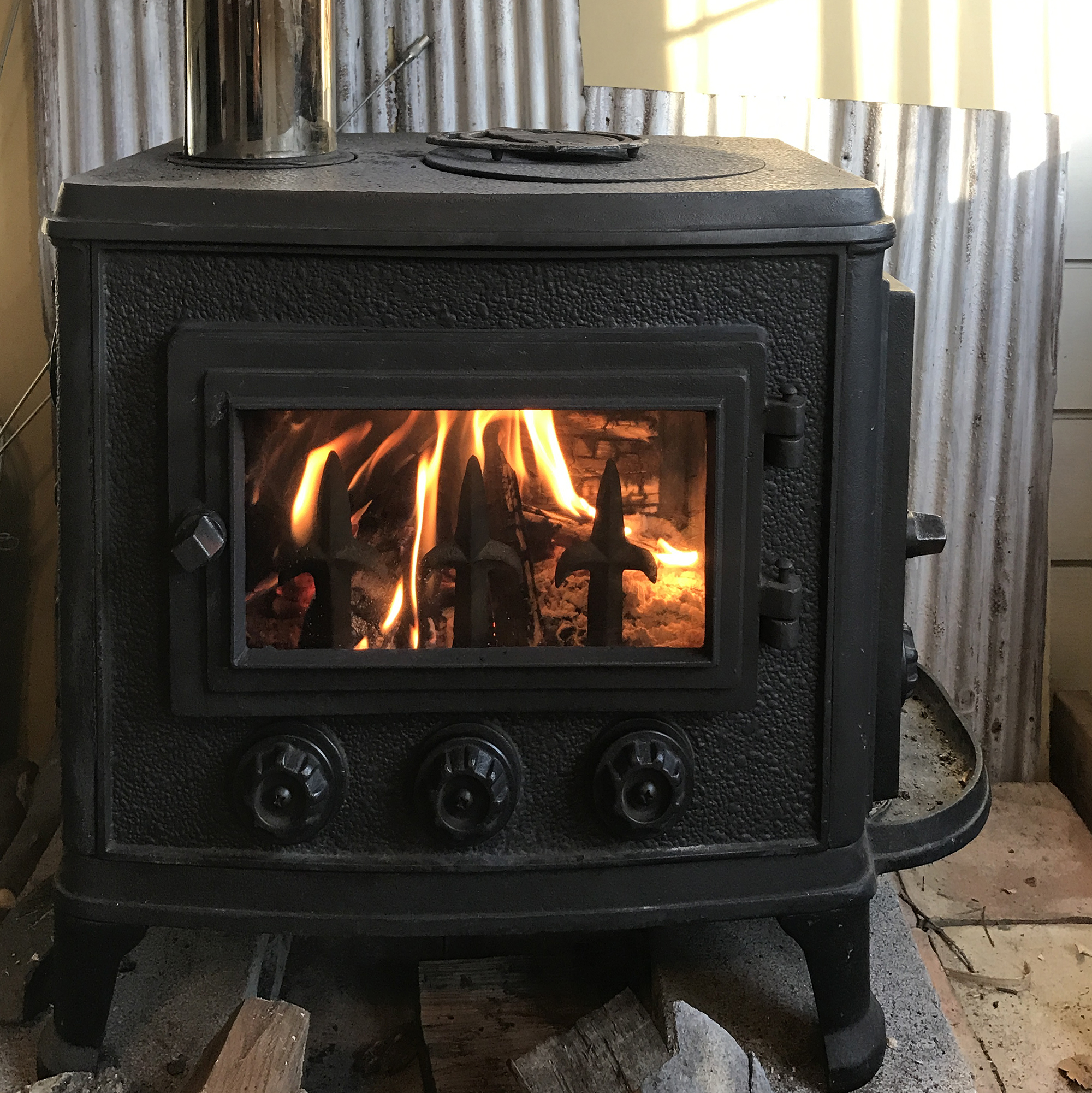 軽井沢追分で薪ストーブで暖をとる