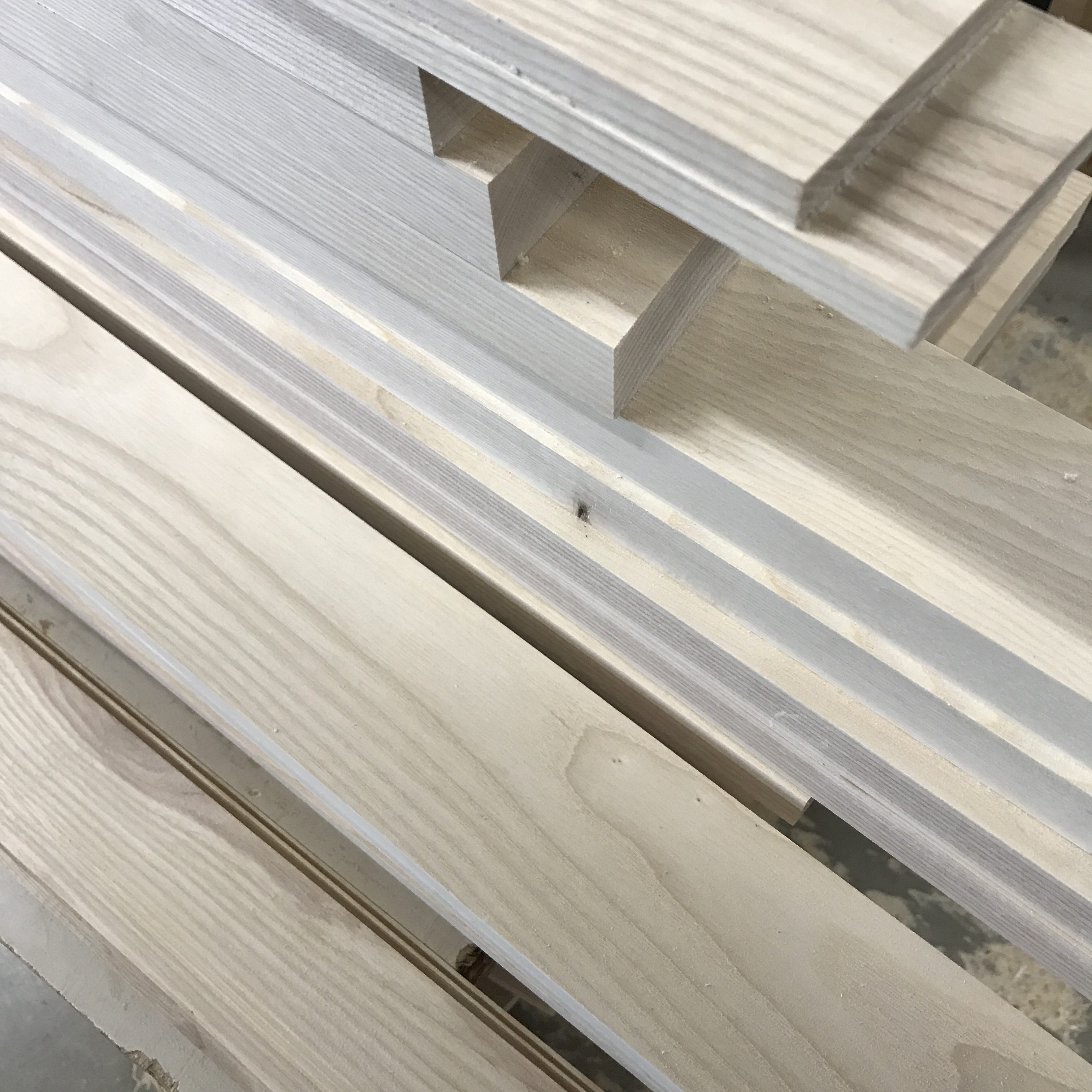 試作のために準備されたホワイトアッシュの木材