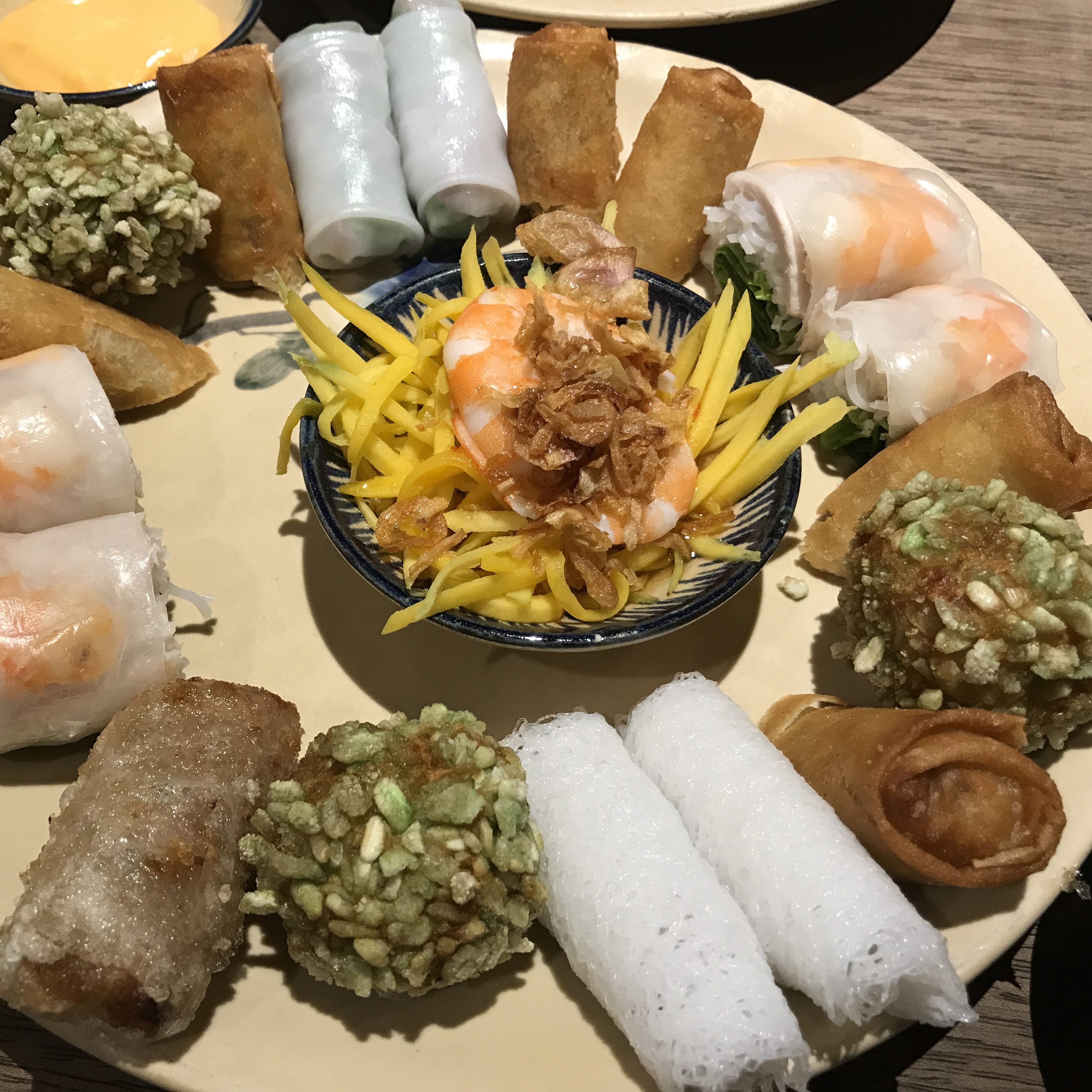 ベトナムホーチミンのレストランの春巻き三昧プレート