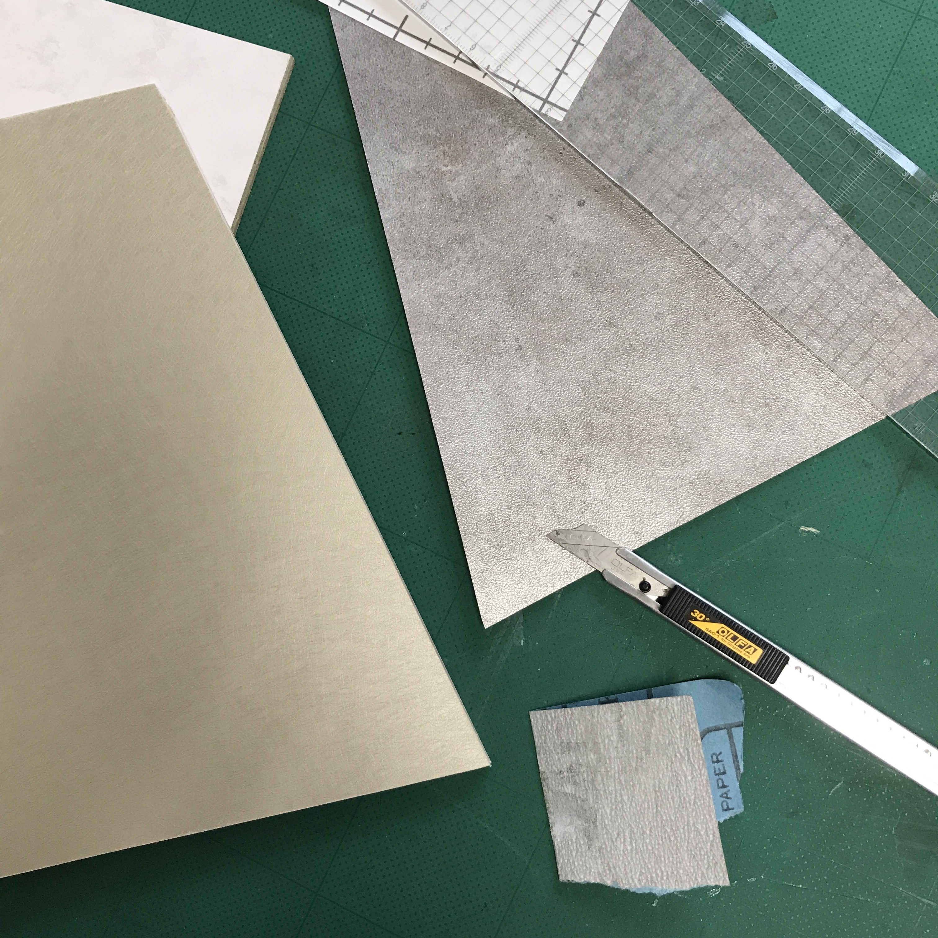 試作の手直し時の机の上